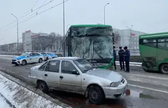 Qazaxıstanda üç sərnişin avtobusu toqquşub, 17 nəfər xəsarət alıb