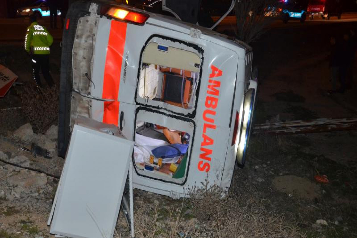 Türkiyədə qəza yerinə gedən təcili tibbi yardım avtomobili aşıb, beş nəfər xəsarət alıb