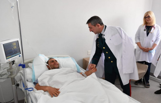 DSX rəisi Ermənistanın təxribatı nəticəsində yaralanmış hərbçini ziyarət edib - FOTO 