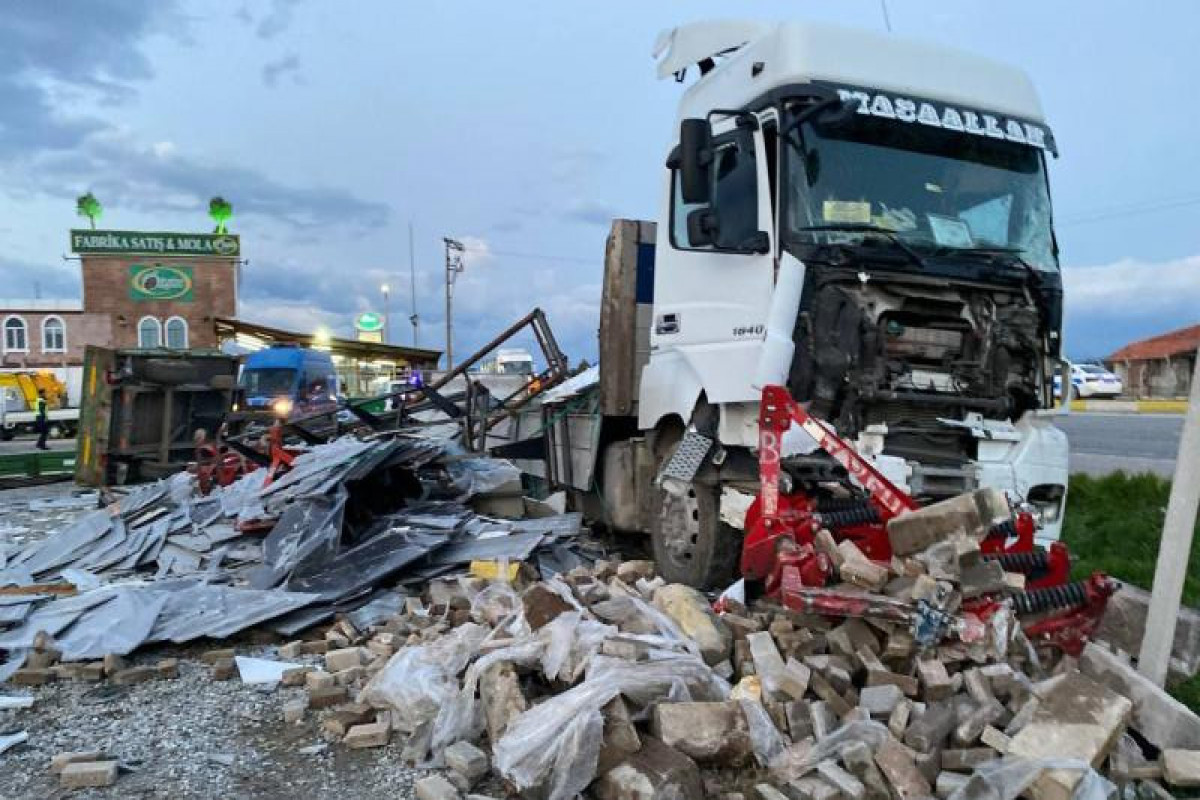 Türkiyədə mərmər daşıyan TIR-la mikroavtobus toqquşub, doqquz nəfər xəsarət alıb
