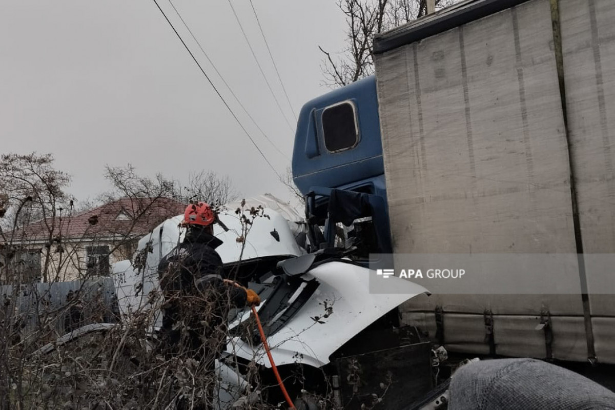 Xaçmazda TIR-la minik maşını toqquşub, xəsarət alanlar var - FOTO 