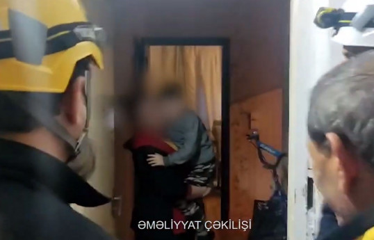 Bakıda evdə köməksiz vəziyyətdə qalan 6 yaşlı uşaq xilas edilib - VİDEO 