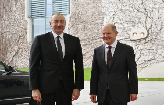 Olaf Şolts Prezident İlham Əliyevi seçkilərdə qələbə münasibətilə təbrik edib