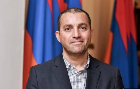Ermənistanda dünən istefaya göndərilən nazirin kabinetində axtarış aparılır