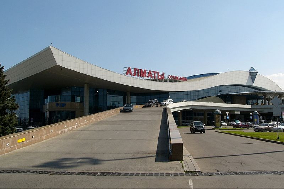 Almatı hava limanı uçuşları təxirə salır