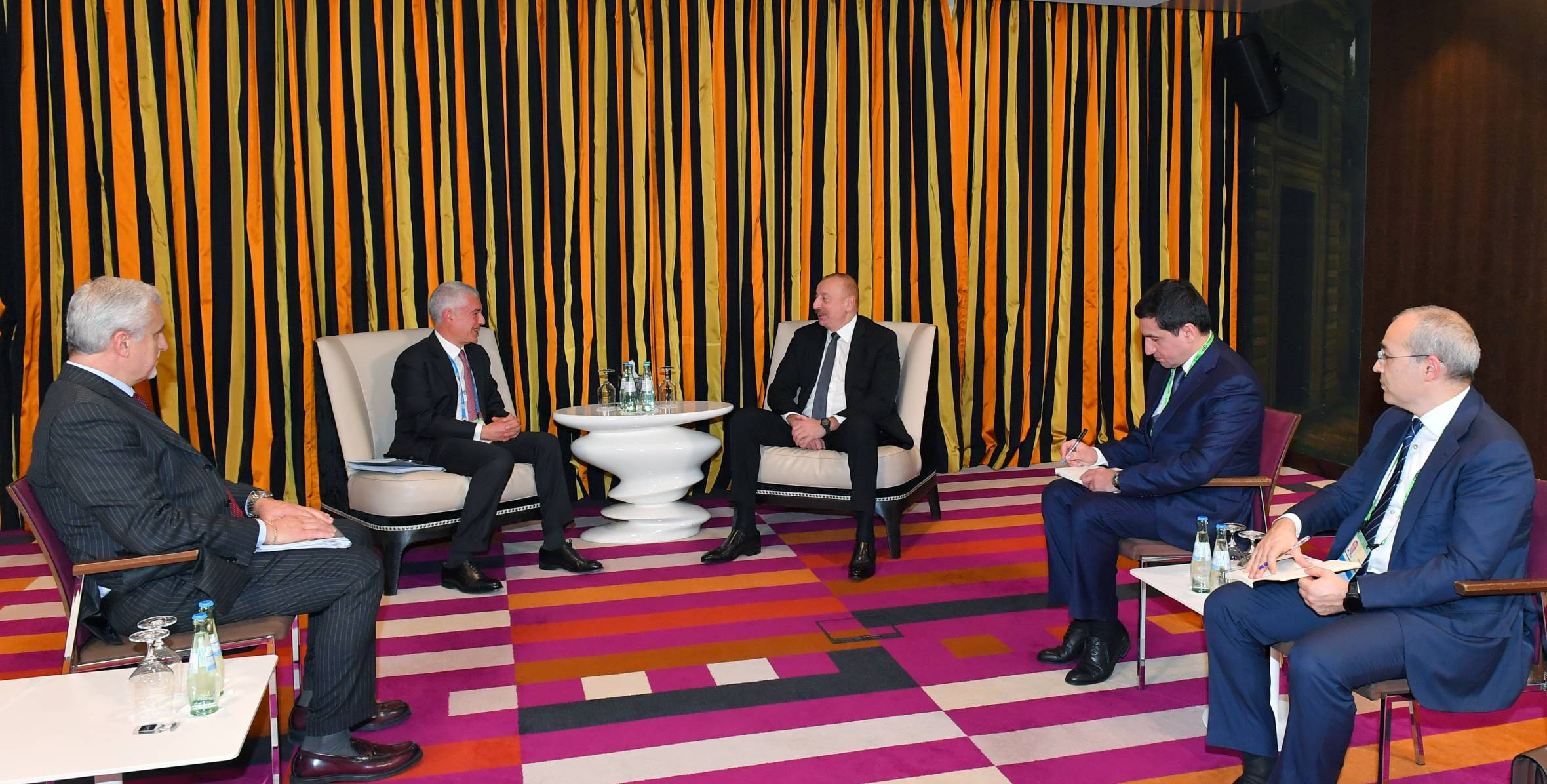 Prezident İlham Əliyev Münxendə "Leonardo" şirkətinin baş həmdirektoru ilə görüşüb