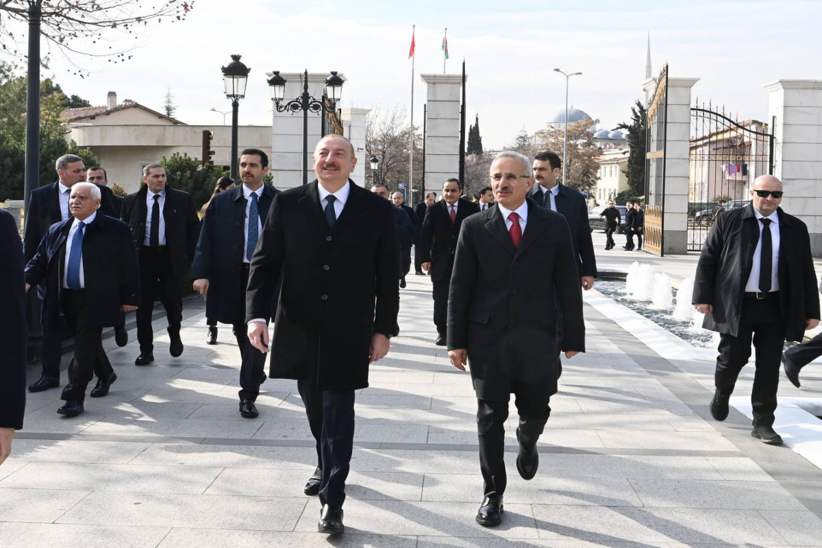 Prezident Ankarada Ulu Öndər Heydər Əliyevin abidəsini ziyarət edib - YENİLƏNİB 