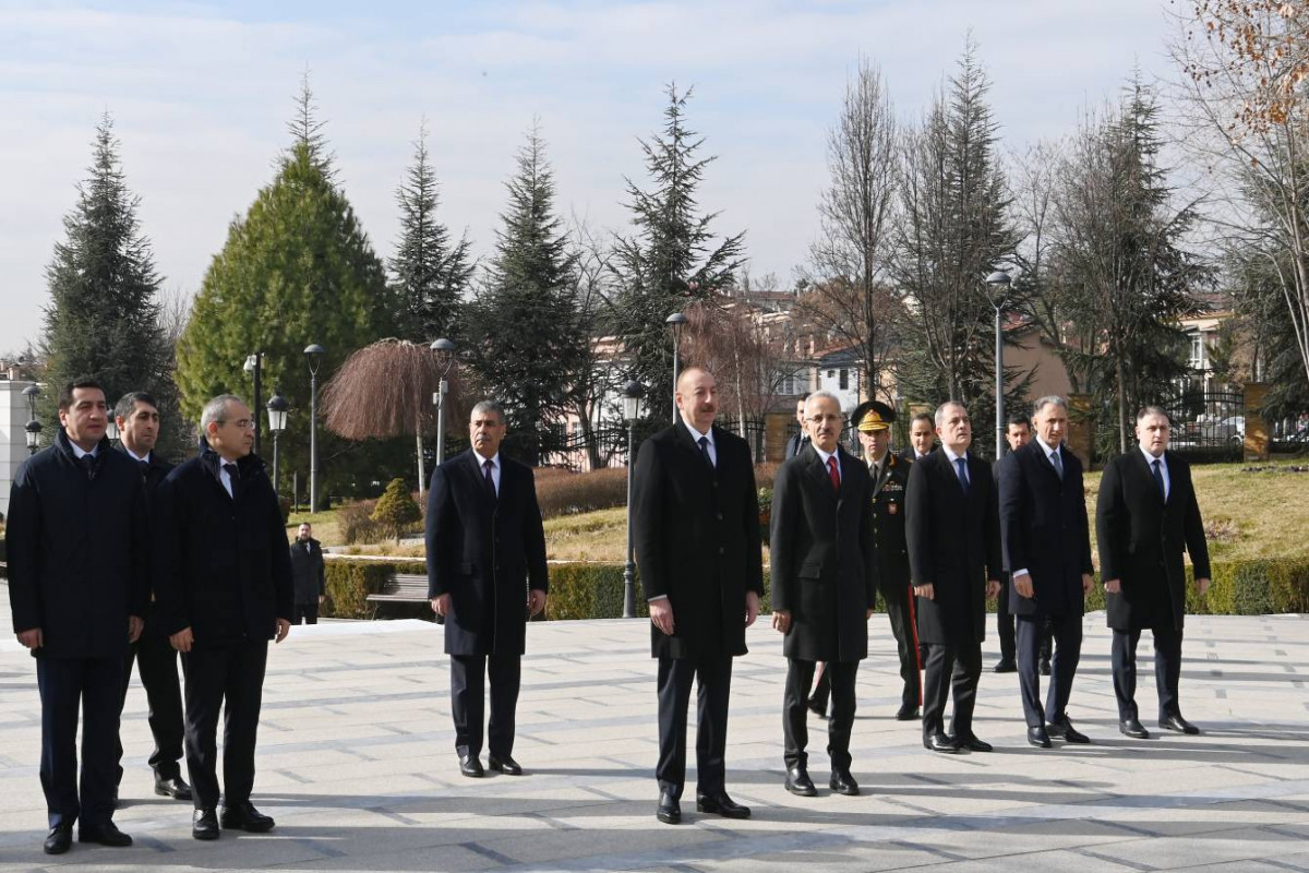 Prezident Ankarada Ulu Öndər Heydər Əliyevin abidəsini ziyarət edib - YENİLƏNİB 
