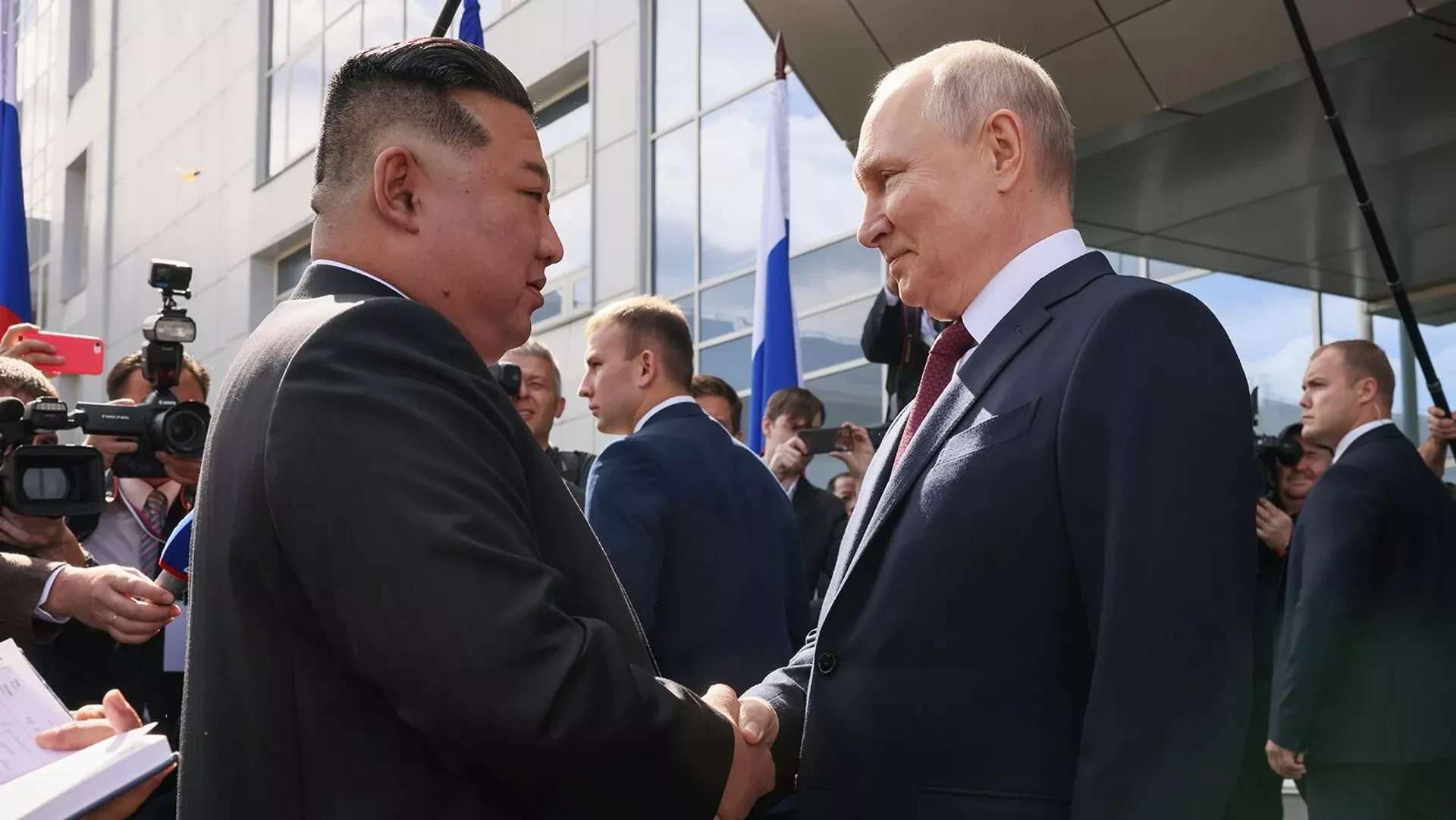 Putin Kim Çen Ina “Aurus” avtomobili hədiyyə edib