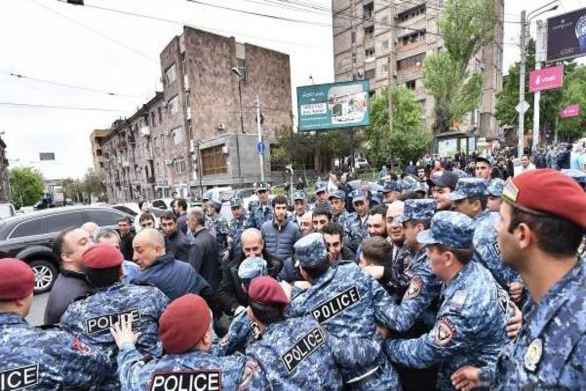 Протестующие перекрыли одну из основных трасс в Армении