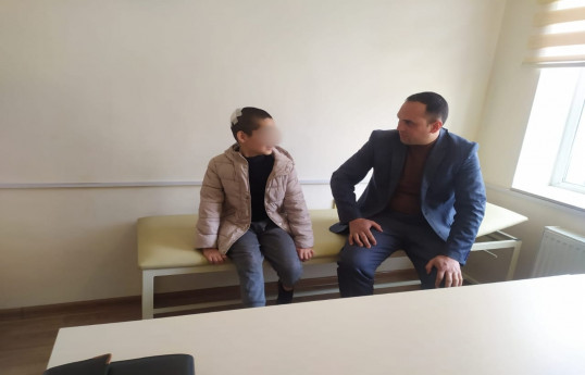 Ombudsmanın əməkdaşları Ağstafada anasının başına daşla vurduğu azyaşlı ilə görüşüb