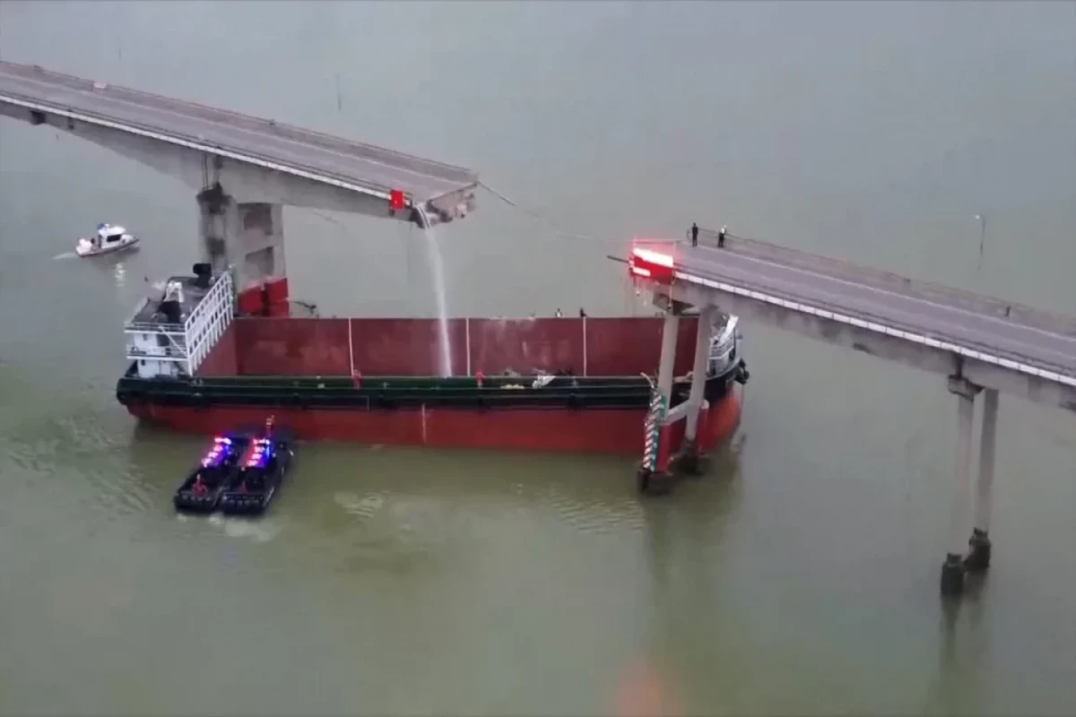 Çində yük gəmisi körpünü dağıdıb, azı iki nəfər ölüb