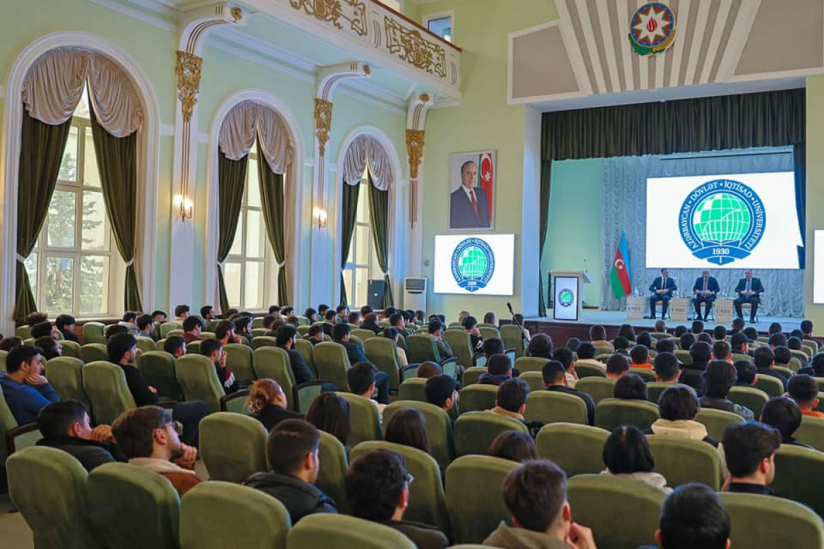 UNEC rektoru akademik borcu olan tələbələrlə görüşüb