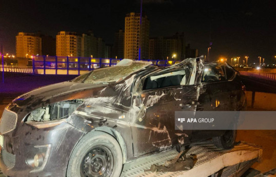 Bakıda avtomobil aşıb, xəsarət alanlar var - FOTO 
