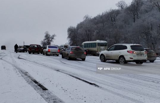 Qəbələdə yollar buz bağlayıb, tıxac yaranıb - FOTO 