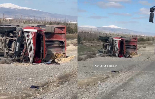 Bakı-Quba yolunda yük maşını aşıb, xəsarət alan var - FOTO 