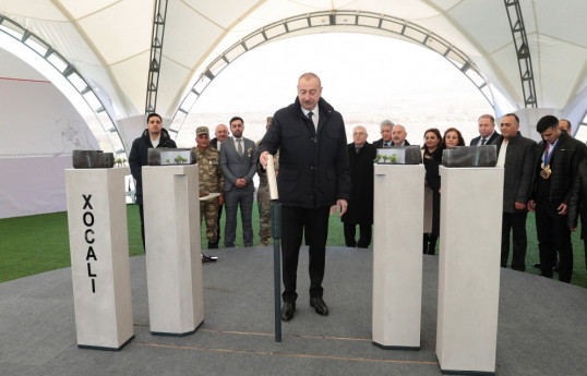 Prezident Xocalıda soyqırımı memorialının təməlini qoyub, rayon ictimaiyyətinin nümayəndələri ilə Xankəndidə olub - YENİLƏNİB-3 