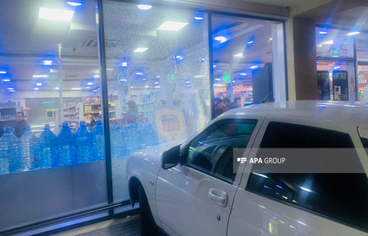 Bakıda zəncirvari qəzada avtomobil tanınmış marketə çırpılıb, xəsarət alan var - FOTO 