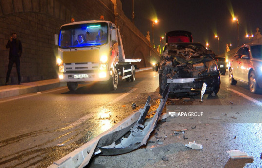 “Prius” tuneldə yük maşınına çırpılıb, sürücü ağır xəsarət alıb - FOTO 