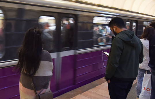 Metroda qadının cibindən telefon oğurlayan şəxs saxlanılıb