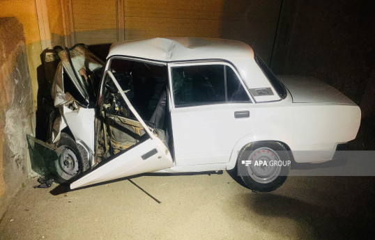 Bakıda avtomobil MSK-nın divarına çırpılıb, xəsarət alanlar var - FOTO 