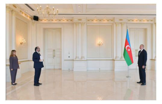 Perunun yeni səfiri etimadnaməsini Azərbaycan Prezidentinə təqdim edib - YENİLƏNİB 