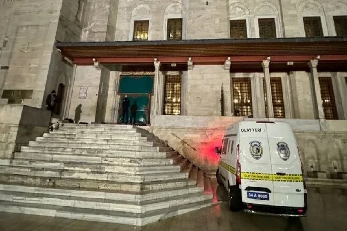 İstanbulun Fatih məscidində imam və tələbəsi bıçaqlanıb