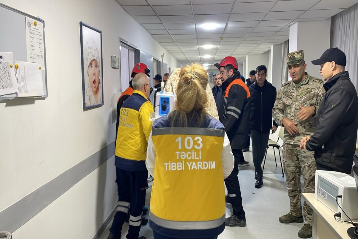 TƏBİB: Perinatal Mərkəzdəki yanğınla bağlı 50-ə yaxın pasiyent təxliyə edilib, bir nəfər tüstüdən zəhərlənib - YENİLƏNİB  - FOTO 