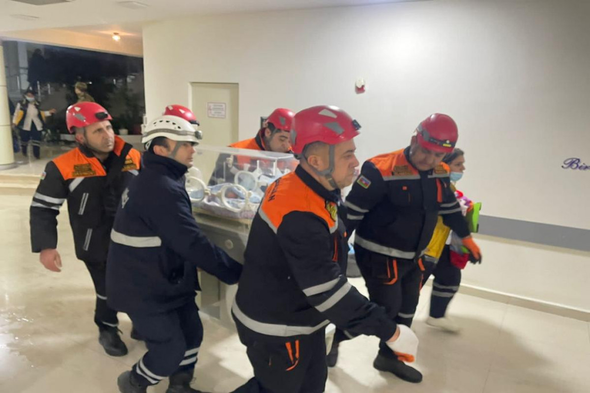 FHN: Perinatal Mərkəzdə yanğının söndürülməsi və təxliyə tədbirlərinə 20 texnika, 90 canlı qüvvə cəlb edilib