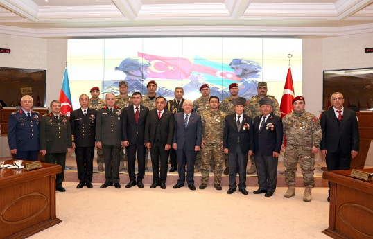 Türkiyə milli müdafiə naziri azərbaycanlı qazilərlə görüşüb