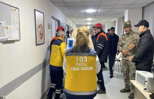 TƏBİB: Perinatal Mərkəzdəki yanğınla bağlı 50-ə yaxın pasiyent təxliyə edilib, bir nəfər tüstüdən zəhərlənib - YENİLƏNİB  - FOTO 