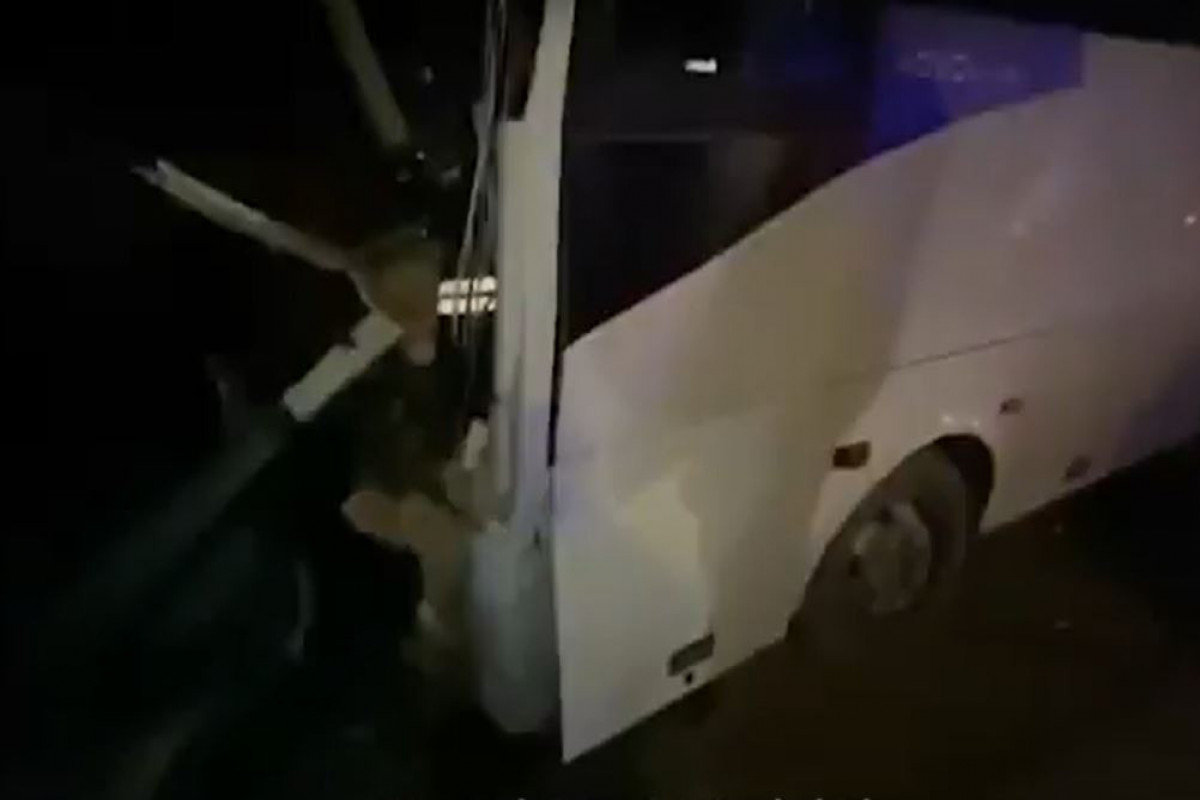 Abşeronda avtobusla yük maşını toqquşub, xəsarət alan var - VİDEO 