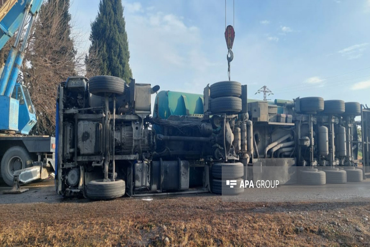 Samuxda yanacaq daşıyan maşın aşıb, 40 ton benzin yola dağılıb - FOTO 