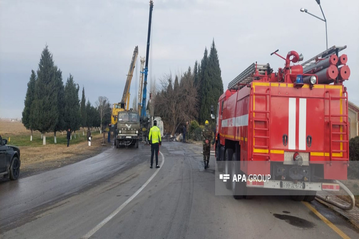 Samuxda yanacaq daşıyan maşın aşıb, 40 ton benzin yola dağılıb - FOTO 