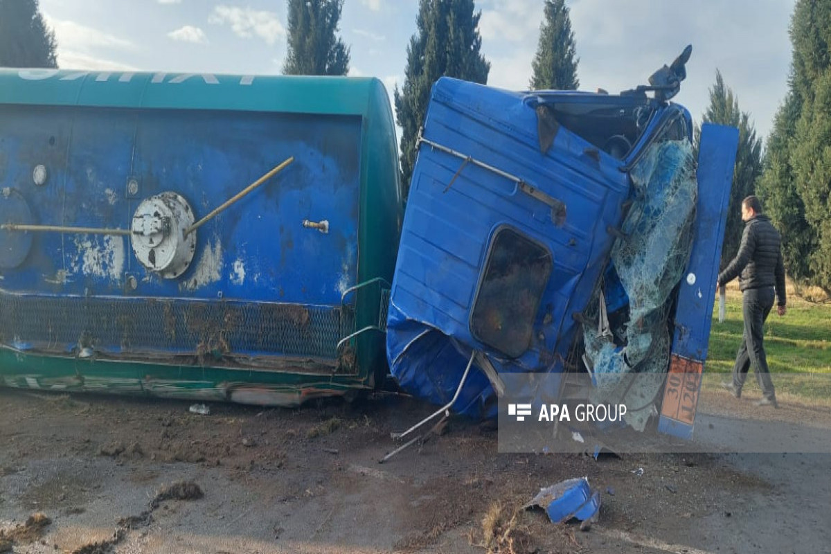 Samuxda yanacaq daşıyan maşın aşıb, 40 ton benzin yola dağılıb - FOTO 