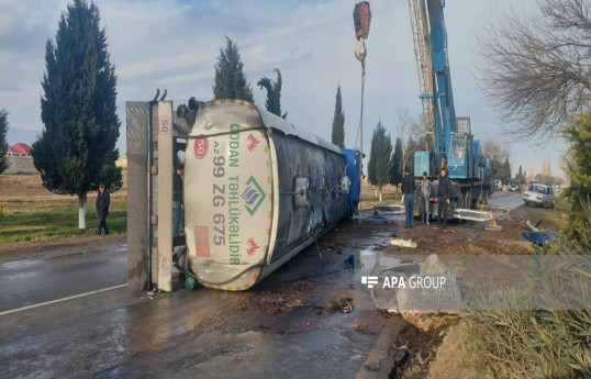Samuxda yanacaq daşıyan maşın aşıb, 40 ton benzin yola dağılıb - FOTO  - YENİLƏNİB  - VİDEO 