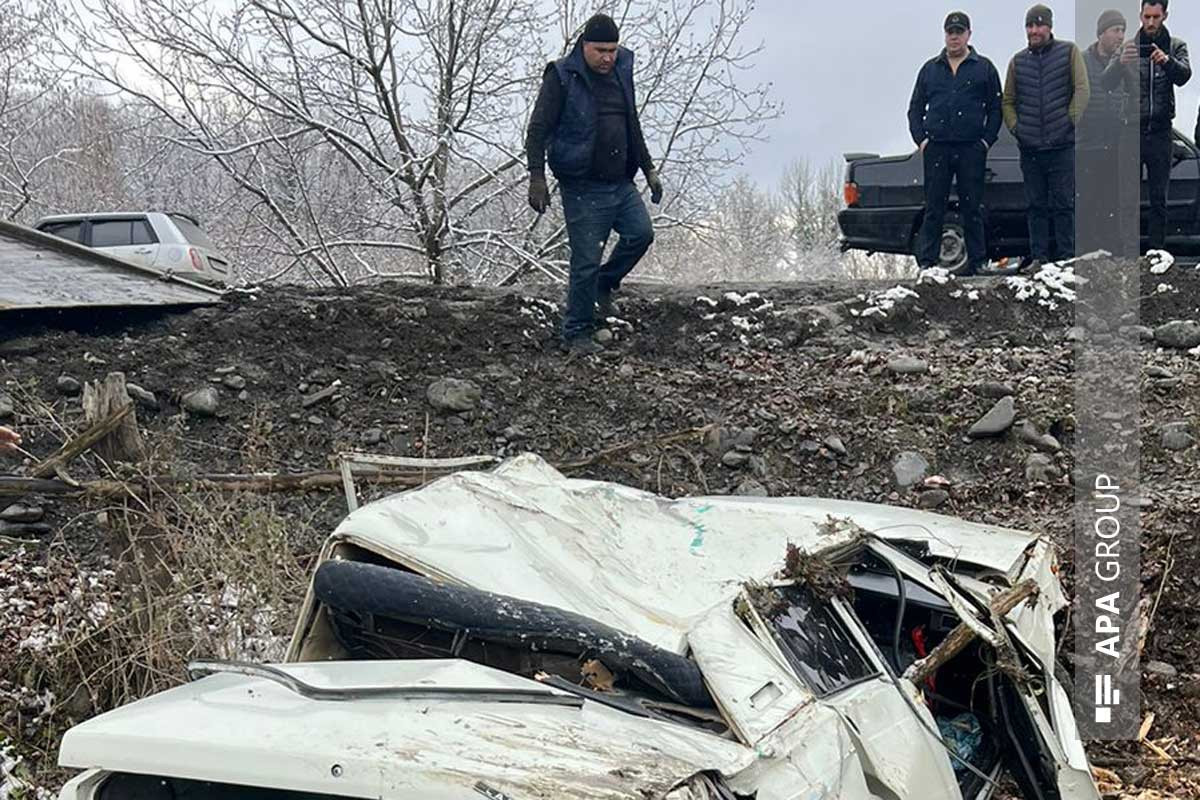 Zaqatalada avtomobil ağaca çırpılıb, xəsarət alan var - FOTO 