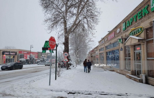 Şimal rayonlarında yollar buz bağlayıb, dağətəyi kəndlərdə qarın hündürlüyü 25 sm-ə çatır - FOTO 