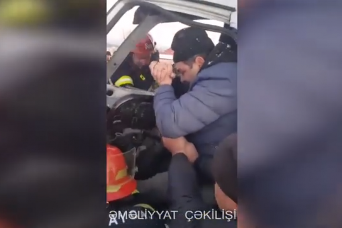 Şəmkirdə qəza zamanı avtomobildə sıxılı vəziyyətdə qalan şəxs xilas edilib - VİDEO  - YENİLƏNİB 