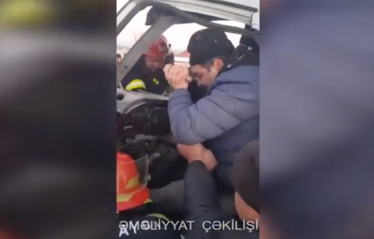 Şəmkirdə qəza zamanı avtomobildə sıxılı vəziyyətdə qalan şəxs xilas edilib - VİDEO  - YENİLƏNİB 