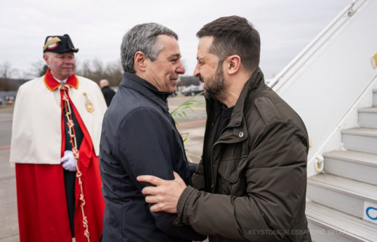 İsveçrənin XİN rəhbəri İqnazi Kassi hava limanında Ukryan Prezidenti Zelenskini qarşılayır (Foto İsveçrə XİN-in "X" hesabından götürülüb)