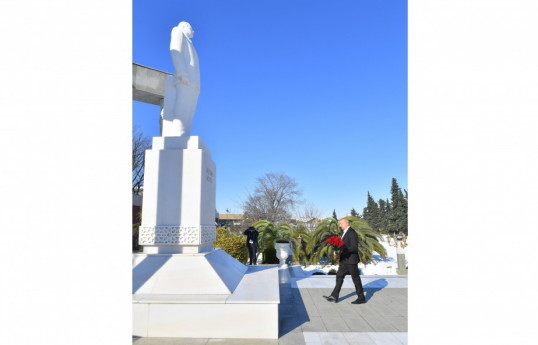 Azərbaycan Prezidenti Lənkəranda Heydər Əliyevin abidəsini ziyarət edib