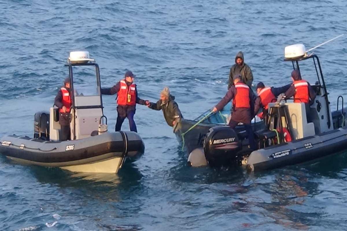 DSX: Batma təhlükəsi ilə üzləşən qayıqda olan şəxslər xilas olunub - FOTO 