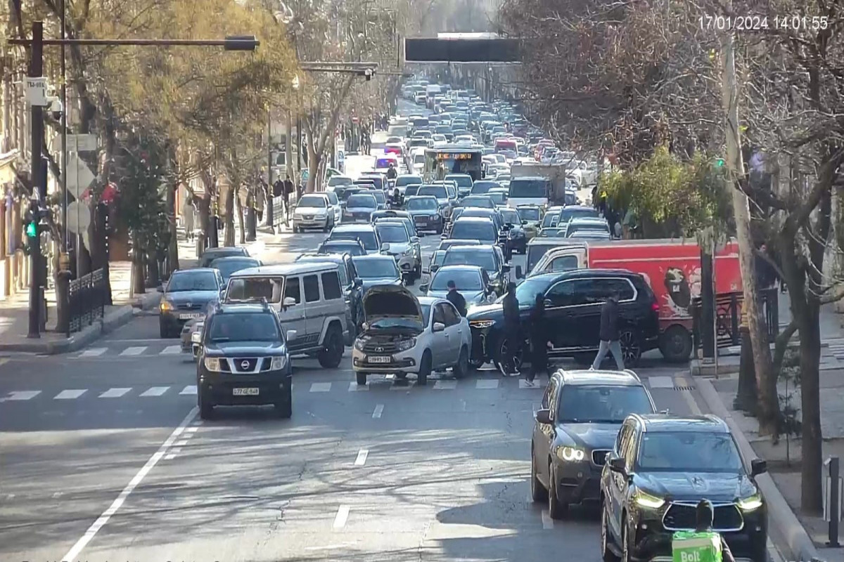 Bakının mərkəzində yol qəzası olub, sıxlıq yaranıb - FOTO 