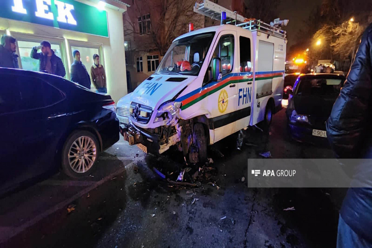 Bakıda FHN-in texnikası qəzaya uğrayıb, xəsarət alanlar var - FOTO 