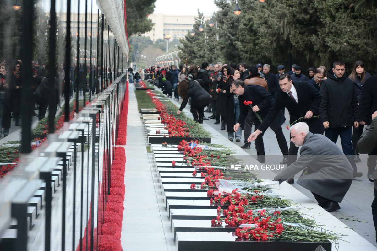 Diplomatik korpus nümayəndələri Şəhidlər xiyabanını ziyarət edib - FOTO 