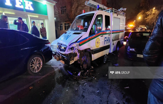 Bakıda FHN-in texnikası qəzaya uğrayıb, xəsarət alanlar var - FOTO 
