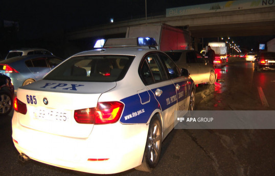 Bakıda sərxoş sürücü piyadanı vurub, polisdən qaçarkən yıxılaraq xəsarət alıb