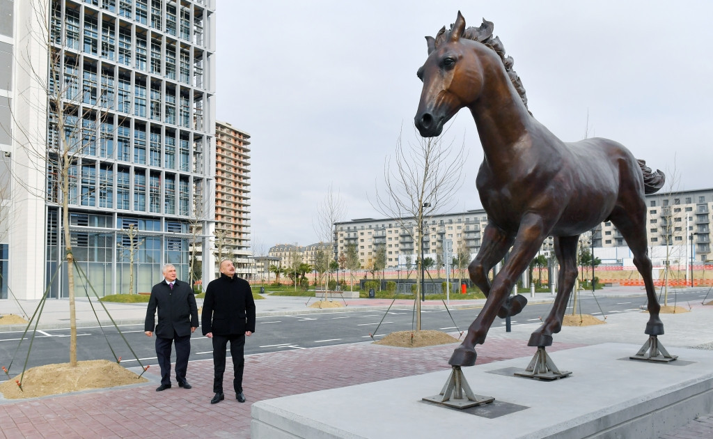 Prezident Bakı Ağ Şəhərin Mərkəzi Park Kvartalında tikinti, abadlıq işləri və Ofis binasında yaradılan şərait ilə tanış olub - FOTO 