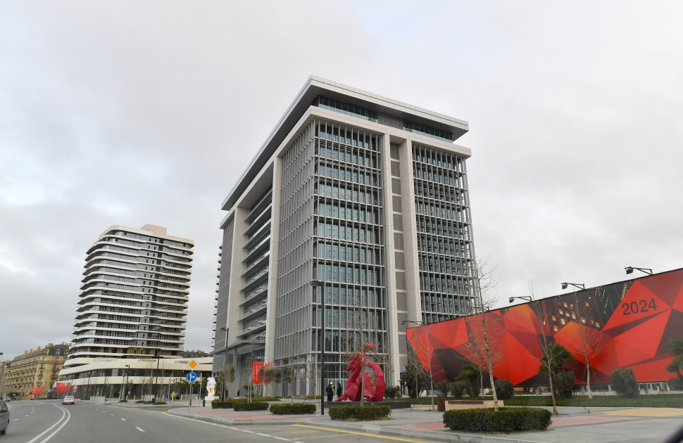 Prezident Bakı Ağ Şəhərin Mərkəzi Park Kvartalında tikinti, abadlıq işləri və Ofis binasında yaradılan şərait ilə tanış olub - FOTO 